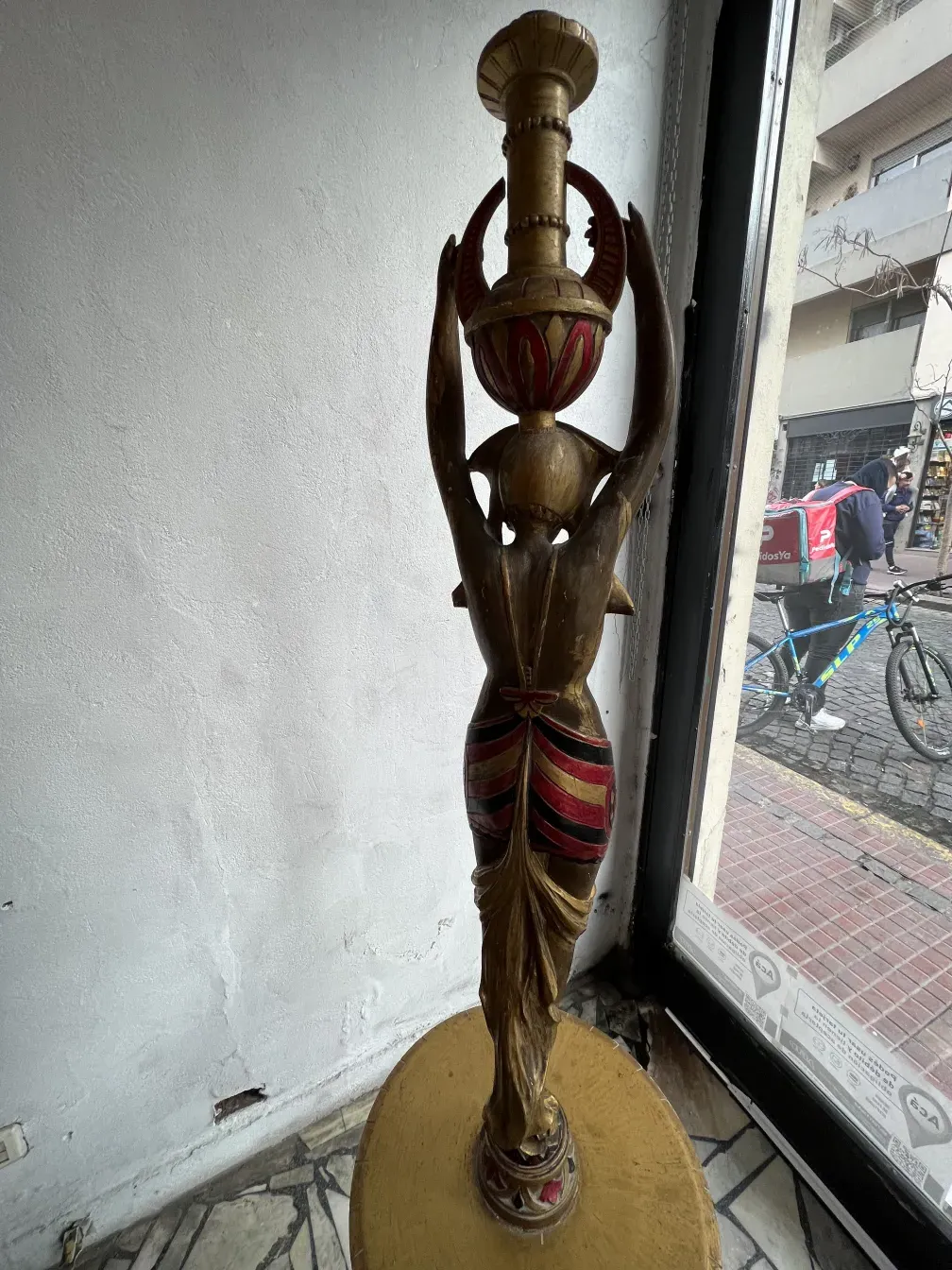 금색과 빨간색 세부 사항이 있는 고대 조각품, 우아한.