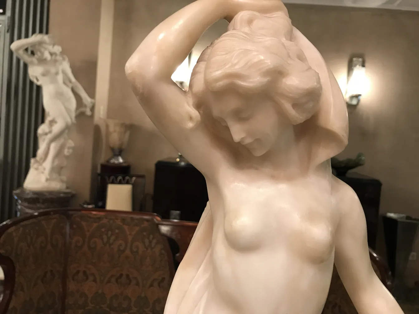 escultura feminina com cabelo ondulado em ambiente antigo