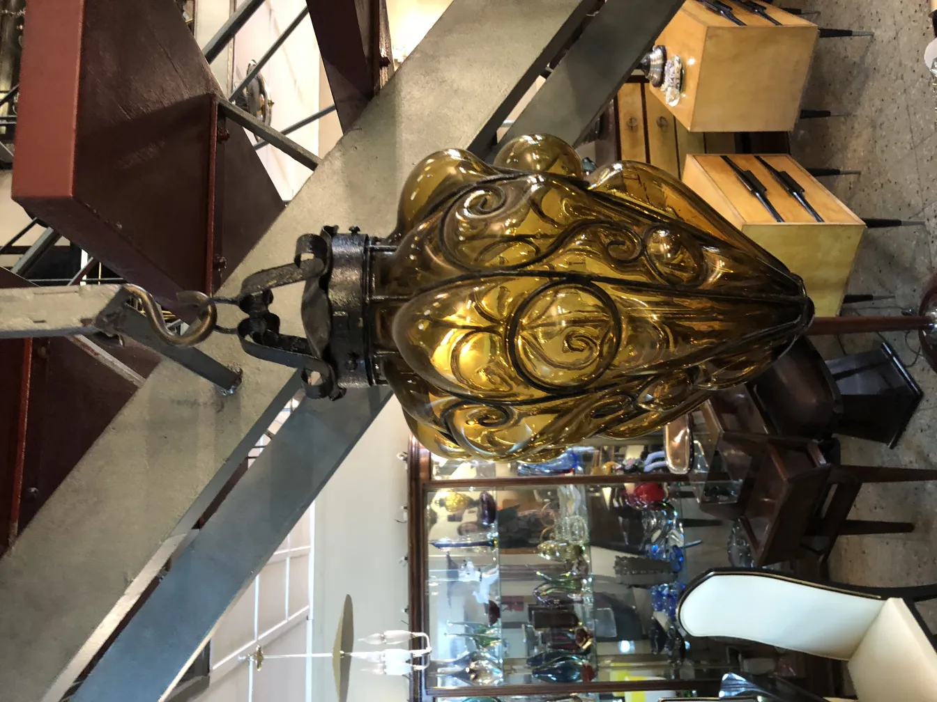 Farola antiga com desenhos ornamentais em relevo