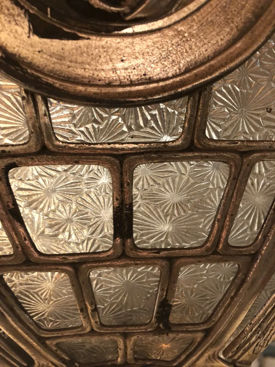 Farol antiguo de cristal con diseño en relieve