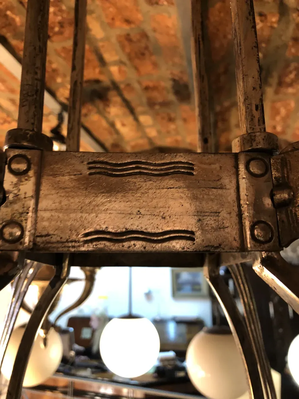 detail einer antiken Hängelampe im Mackintosh-Stil, weiße Lichter