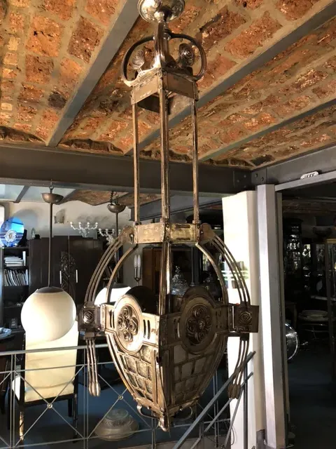 Lámpara de techo antigua de estilo Mackintosh suspensa en un ambiente moderno