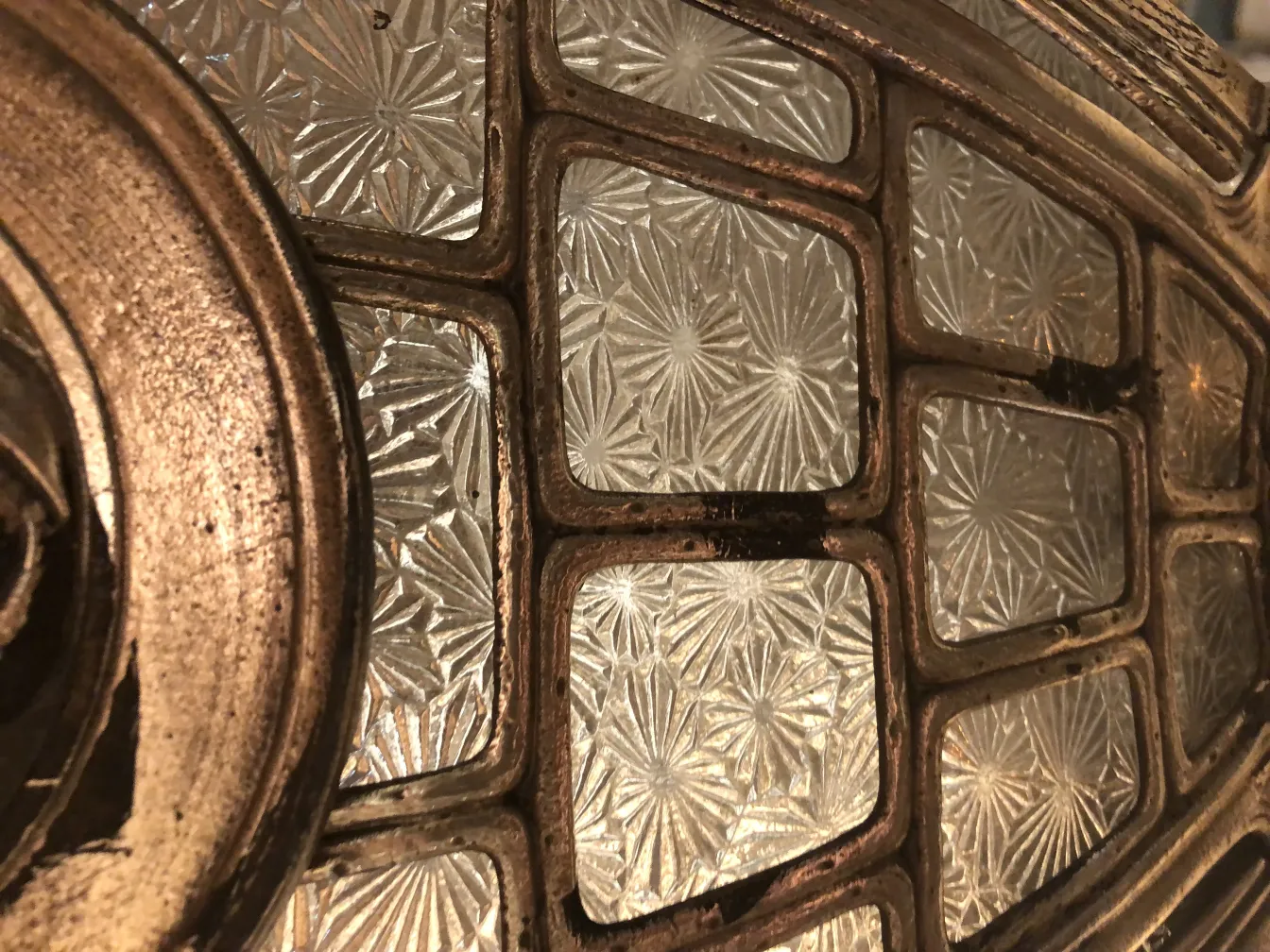 Antike Lampe mit dekorativem Glas und Metallrahmen