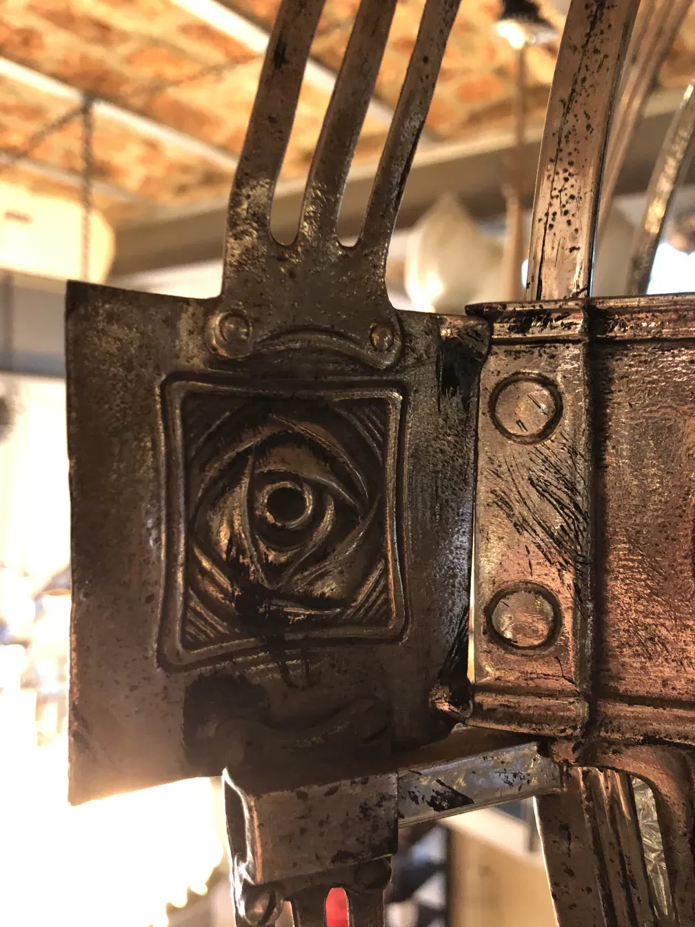 Antike Hängelampe mit einzigartigem Mackintosh-Design.