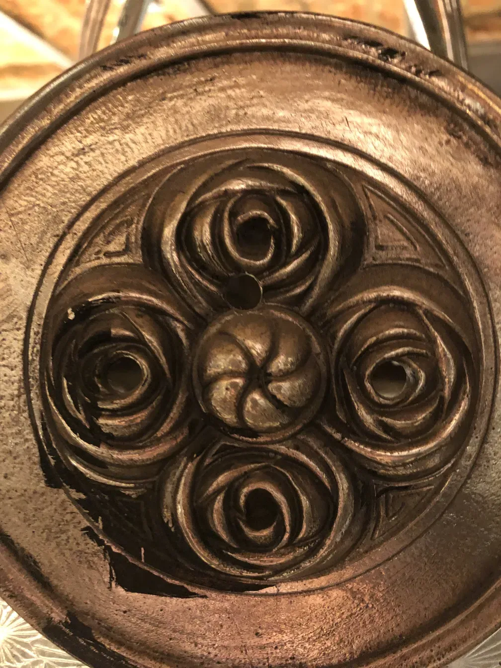 Lustre ancien avec décorations de roses de style Mackintosh.