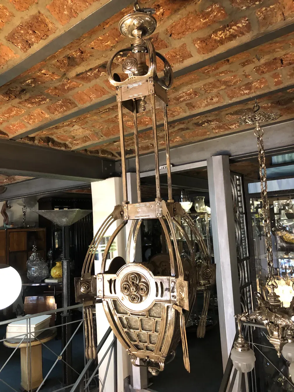 古典的なマッキントッシュハンギングランプ、ユニークなディテールとエレガントなデザインを持ち、古い雰囲気の中で。