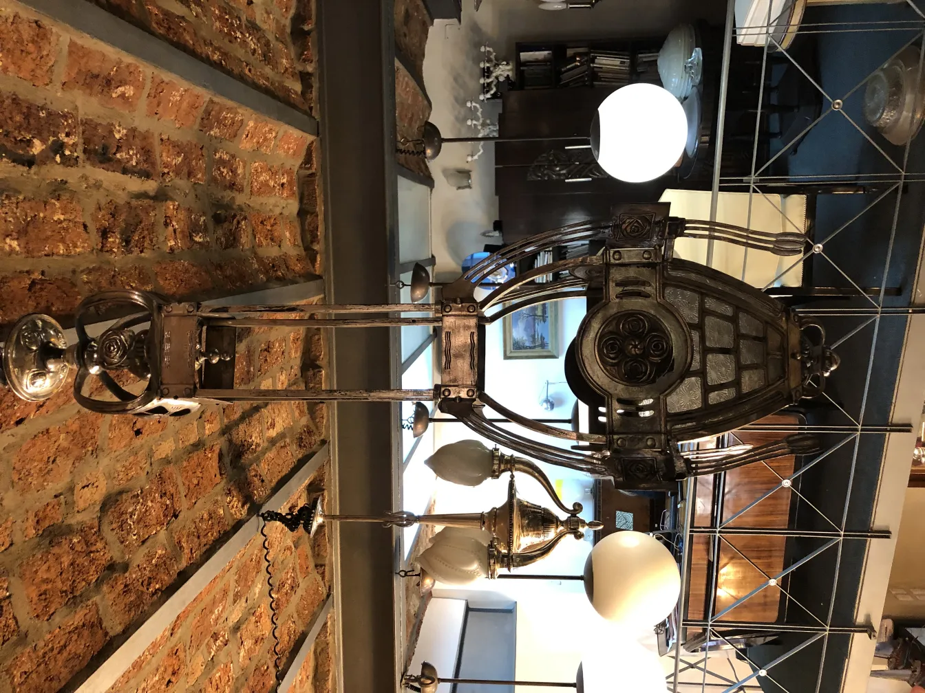 Antike Wandleuchte mit dekorativen Details in einem modernen Ambiente.