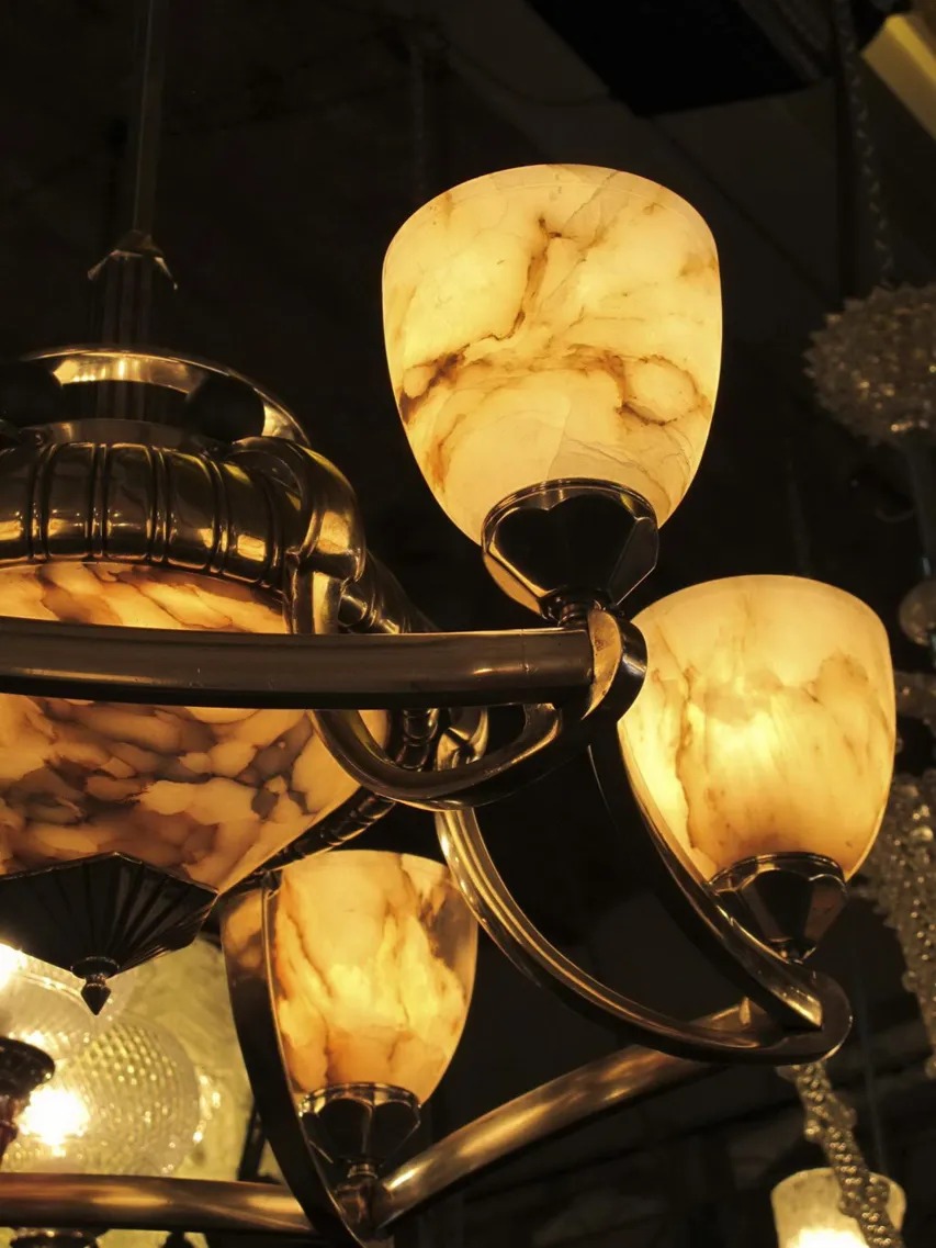 古代アートデコの詳細と柔らかい光のハンギングランプ