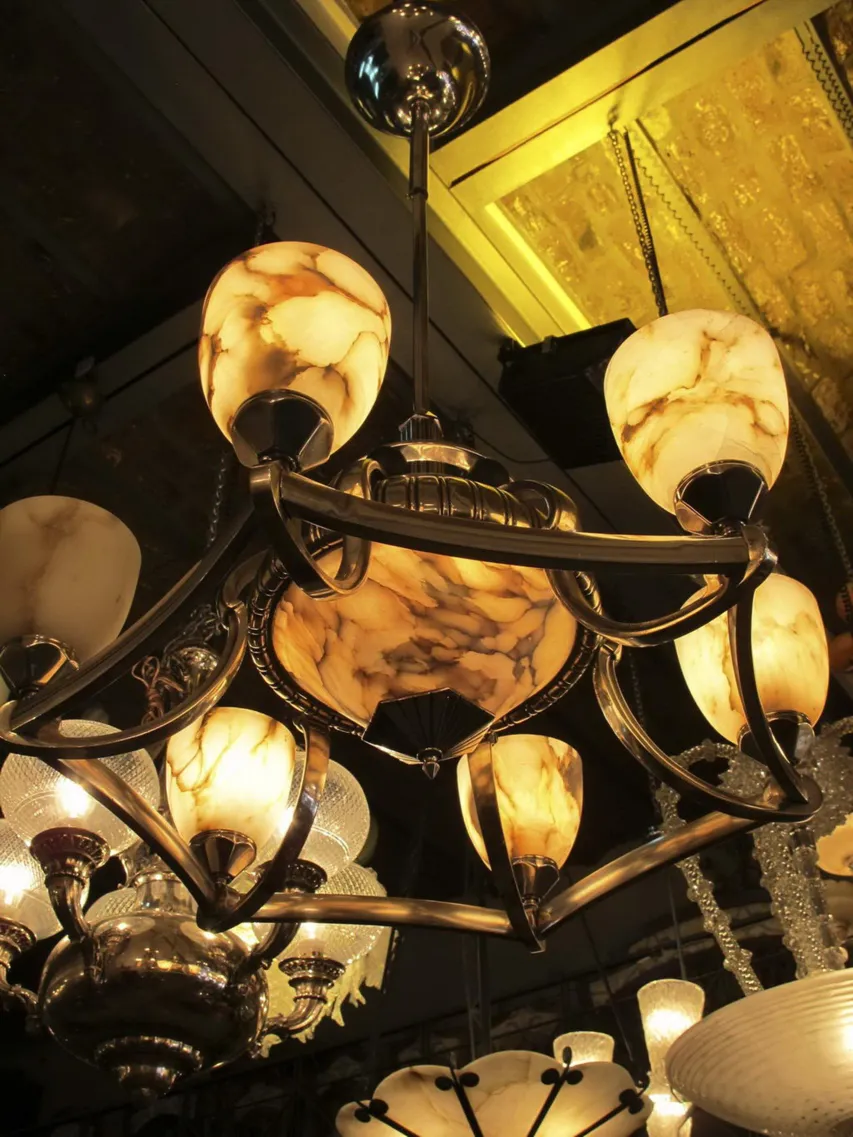 Lampada a sospensione antica, design Art Deco, luci brillanti.