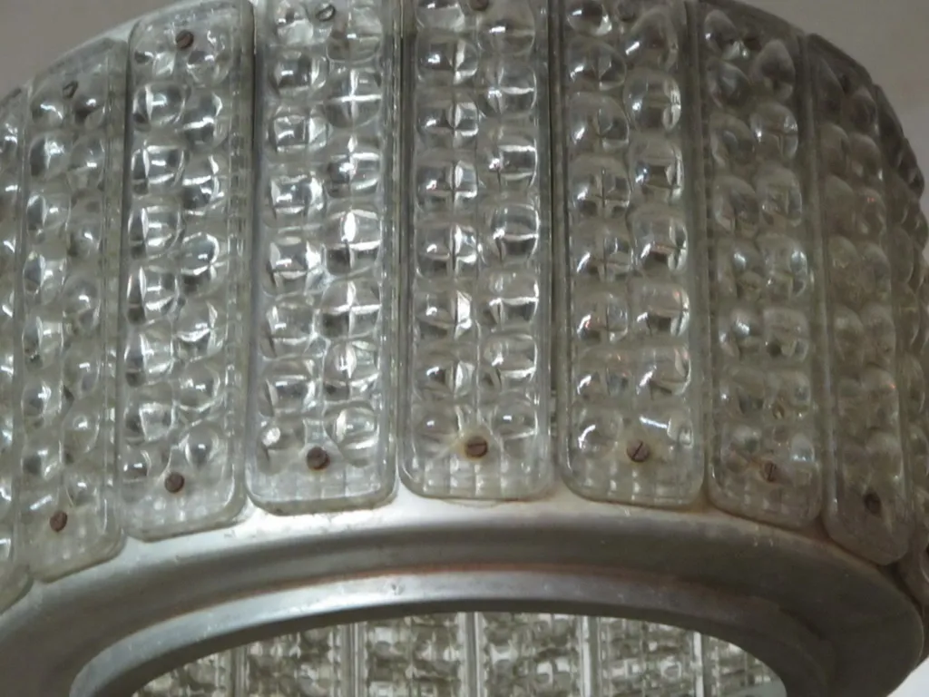 Lustre ancien de style Art Deco avec un design classique.