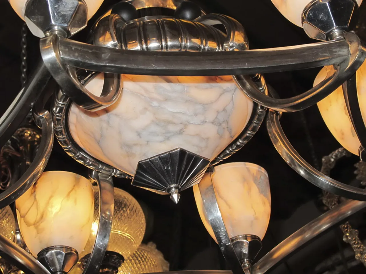 lampada a sospensione antica in stile art deco con dettagli eleganti