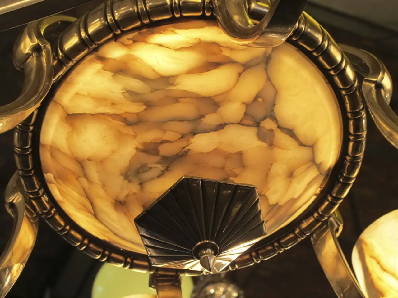 प्राचीन लटकता हुआ दीपक आर्ट डेको शैली में सजावटी विवरण