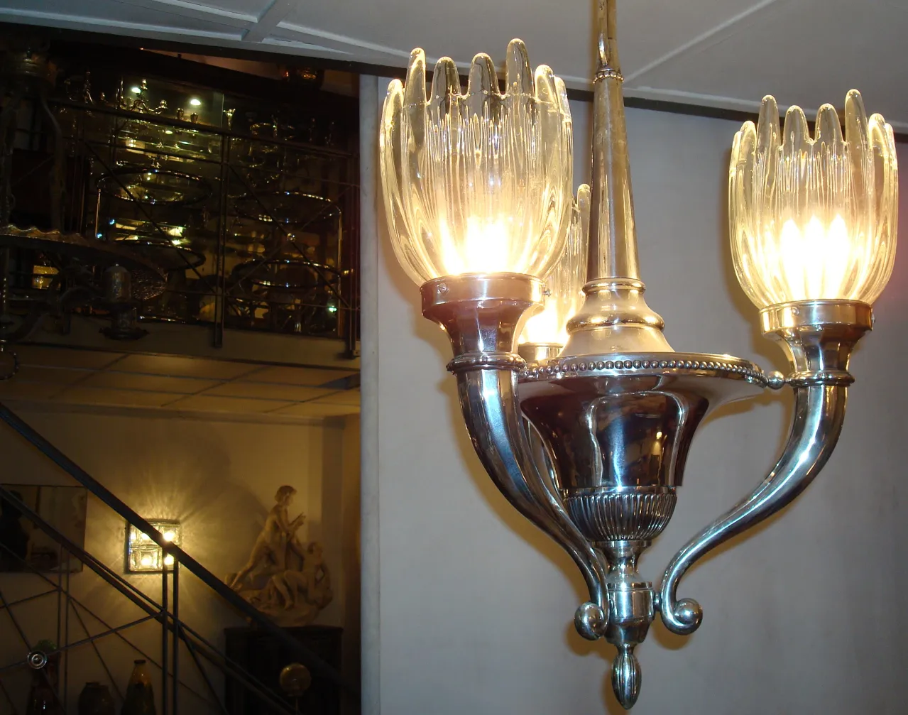 lampada de teto antiga com duas luzes em ambiente elegante