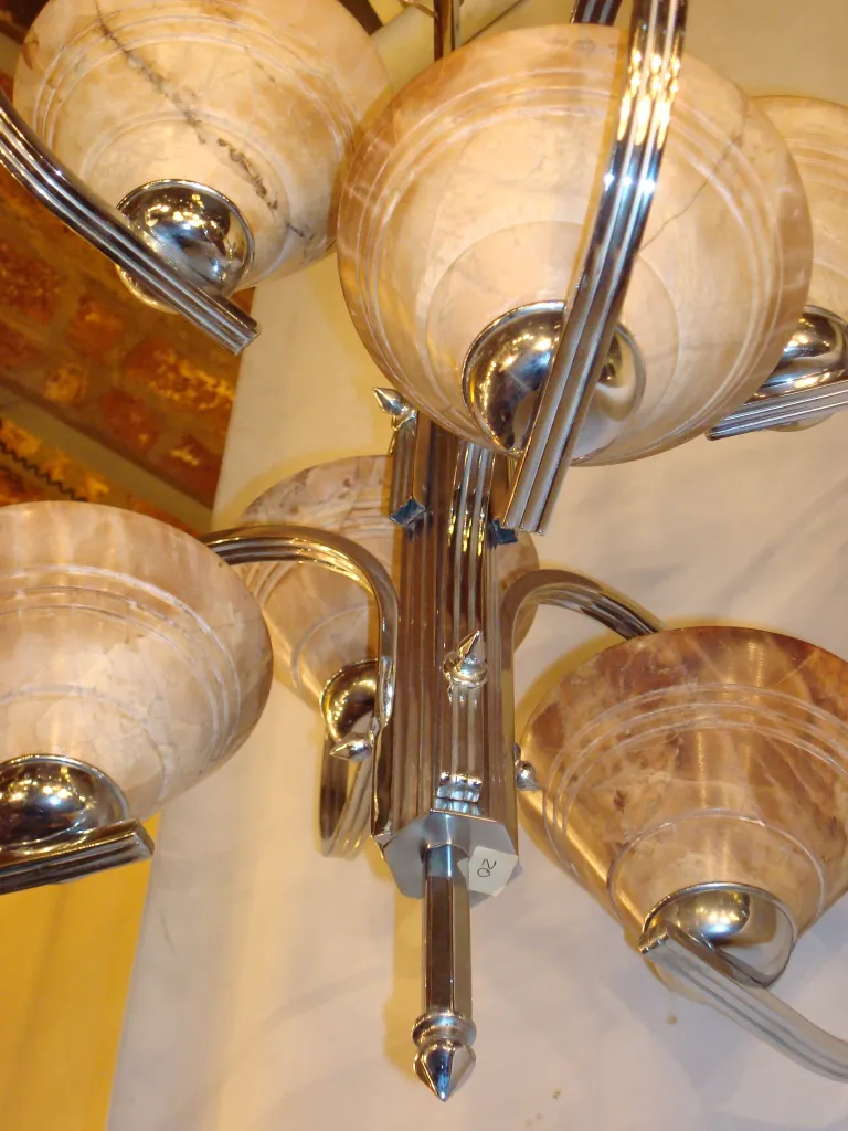 lampada a sospensione antica con schermature rotonde in un ambiente decorativo