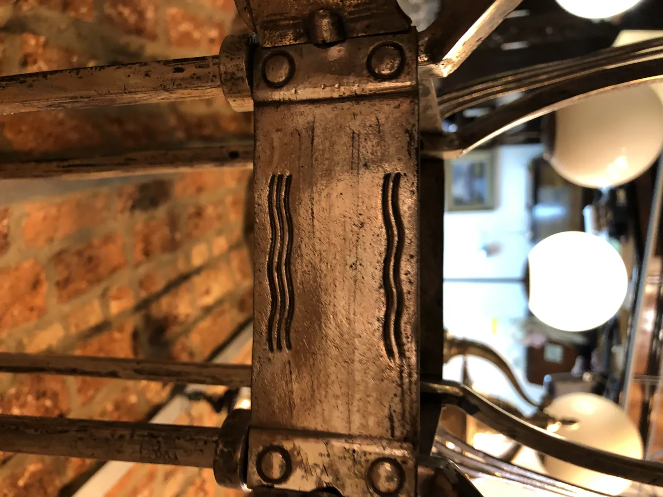 Antike Metallampe mit dekorativem Design in einem warmen Ambiente