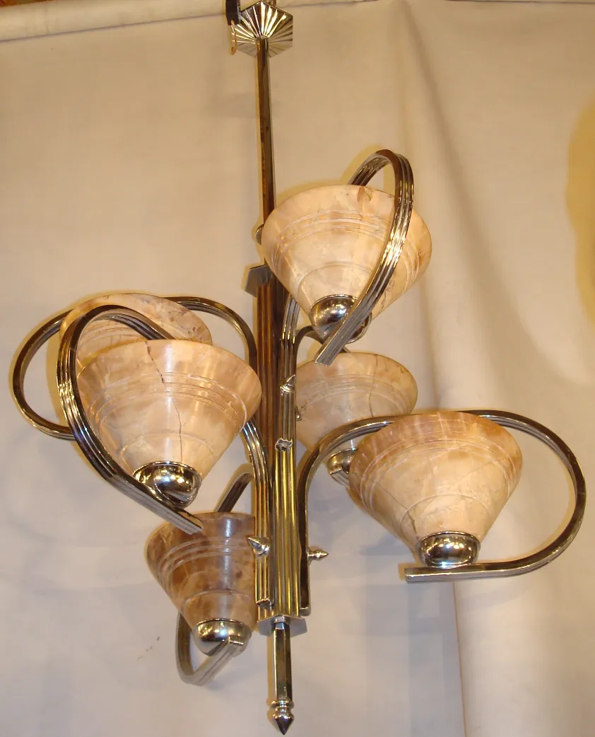 lustre ancien art déco avec design courbé dans un cadre élégant