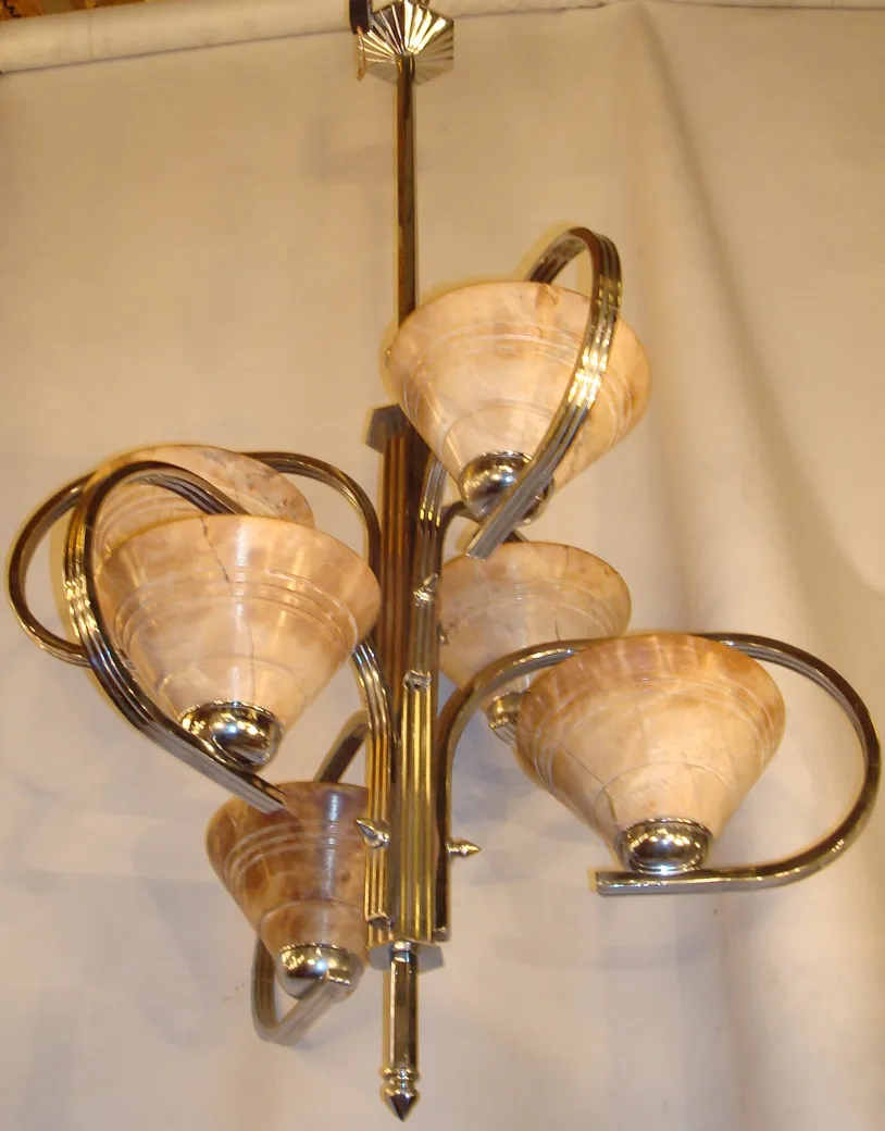 Lampada a sospensione antica con design elegante Art Deco e più bracci.