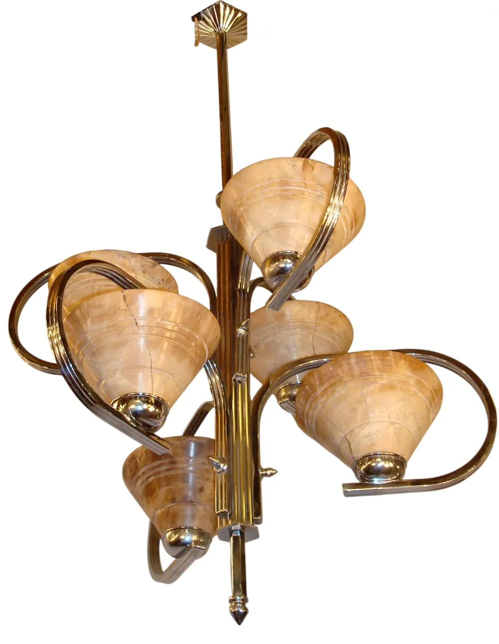 Lampada a sospensione antica con forme eleganti e colore chiaro, atmosfera accogliente.