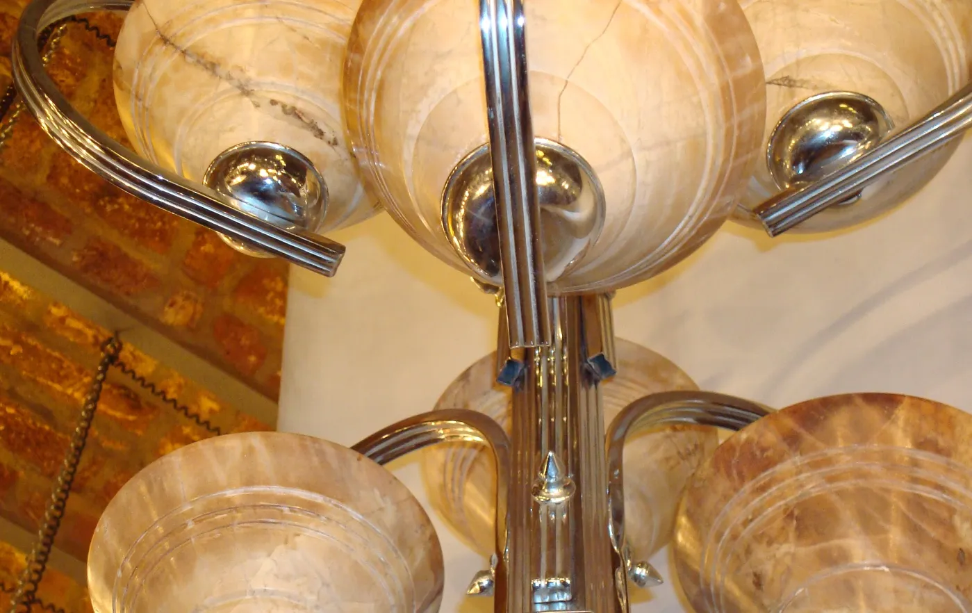 装飾ボウル付きの古風アートデコハンギングランプのトップビュー