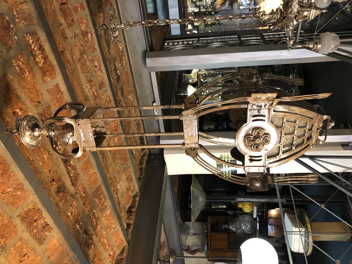 farol antiguo colgante con detalles decorativos en un entorno rústico