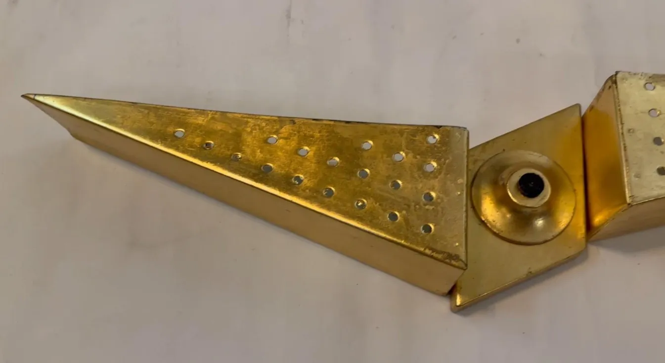 antike Wandleuchte mit geometrischem goldenen Design
