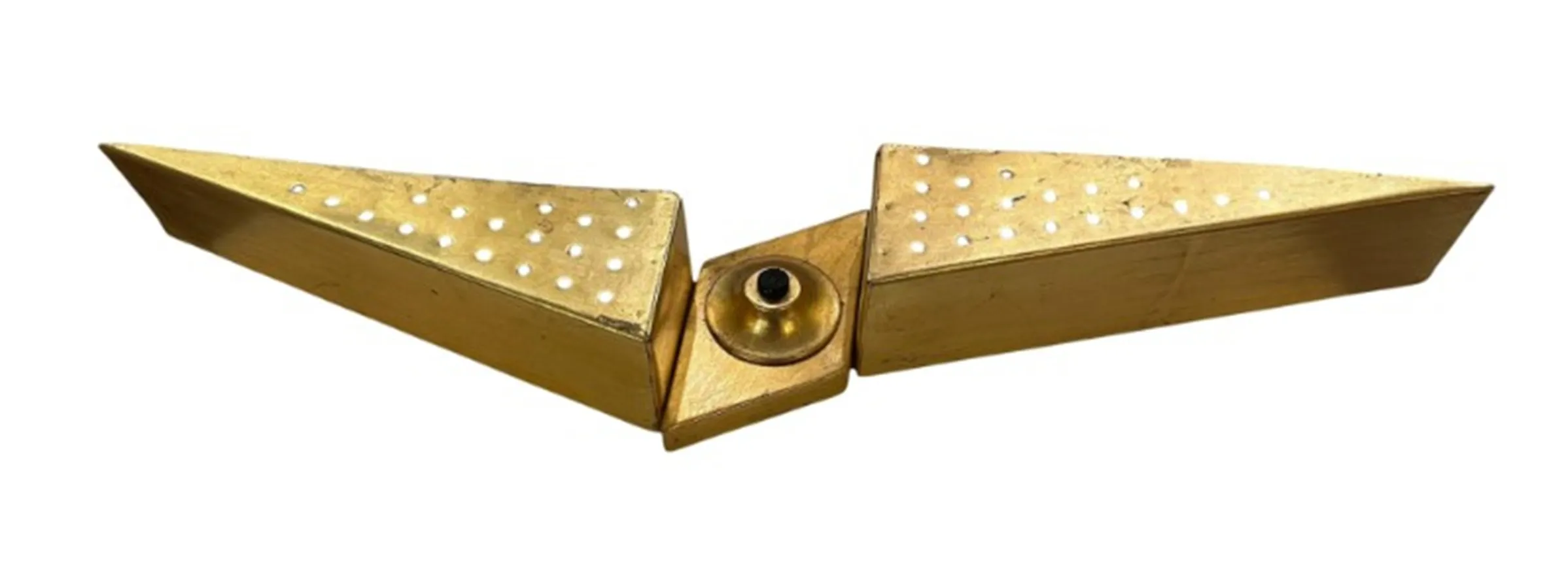 Antike Wandleuchte mit markantem Design und Durchbohrungen.