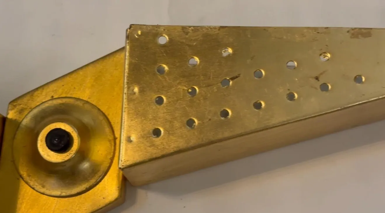 antike goldene Wandleuchte mit perforiertem Design