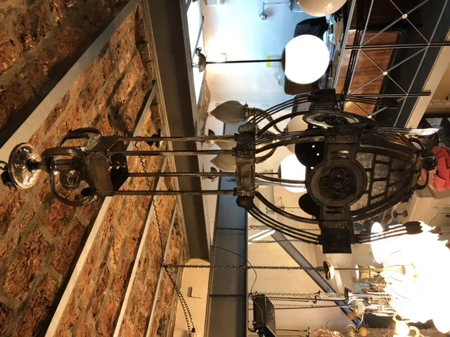 فانوس معدني عتيق مع تفاصيل زخرفية، معروض في بيئة مريحة