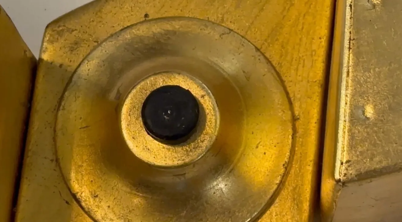 antiguo aplique de pared con detalles únicos en oro