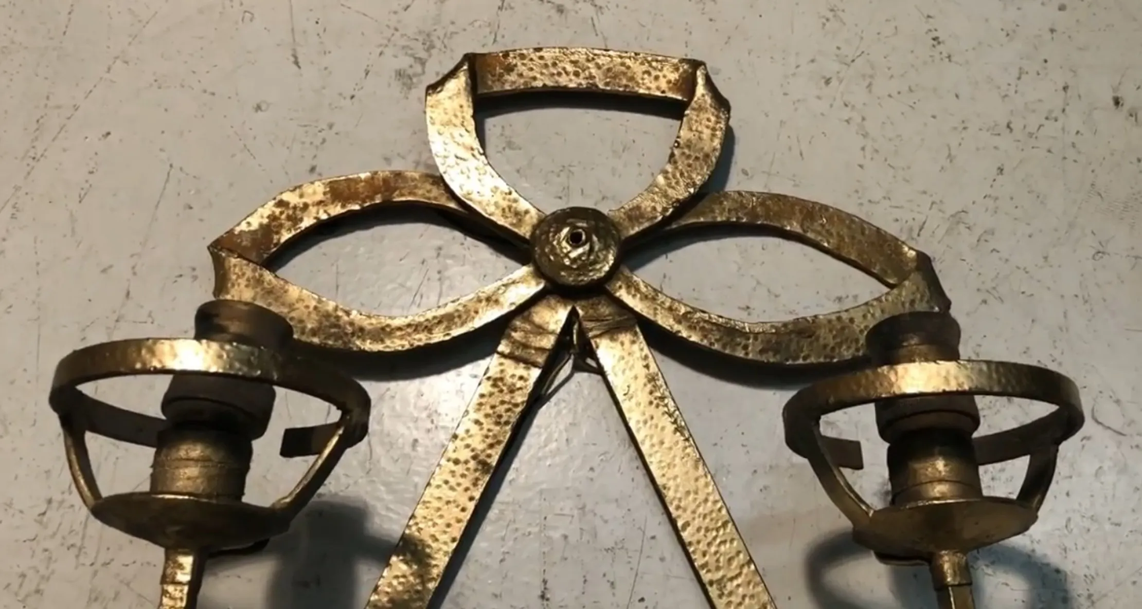 Coppia di applique antiche in stile Art Deco, con design elegante.