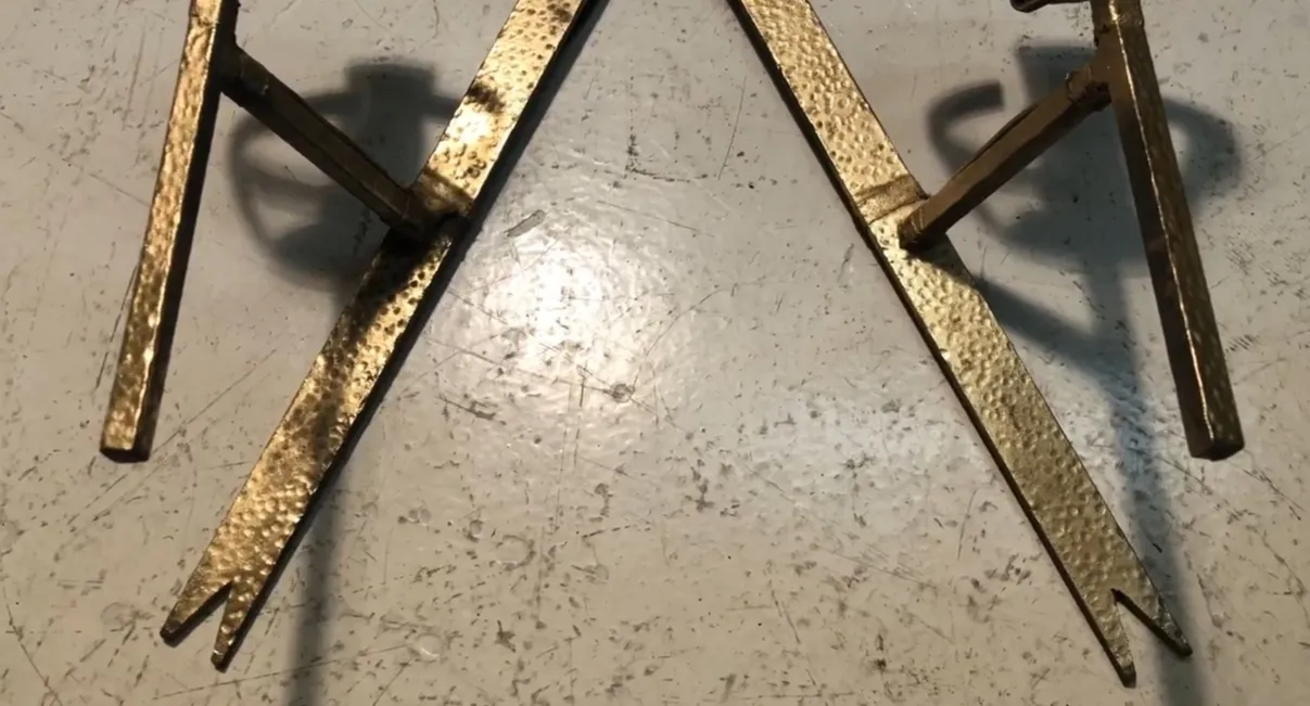 Ancien paire d'appliques décoratives avec design unique, disposées sur un fond clair.