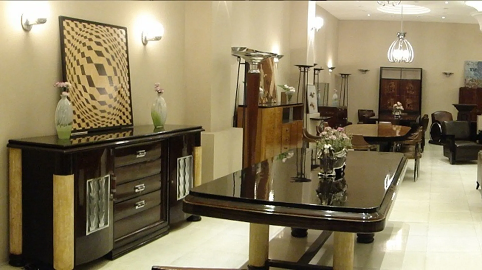 coppia di applique antiche in stile art deco che illuminano