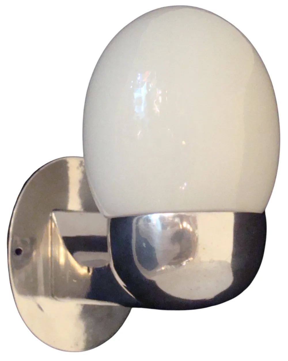 Par de luminárias de parede antigas com forma oval e base brilhante, ambiente elegante.