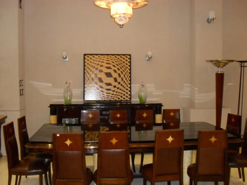 Coppia di applique antiche in stile Art Deco montate sulla parete.