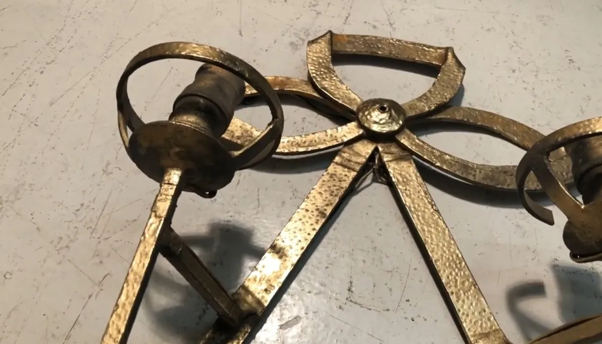 Par de apliques antiguos de estilo Art Deco con detalles elegantes y acabados brillantes.