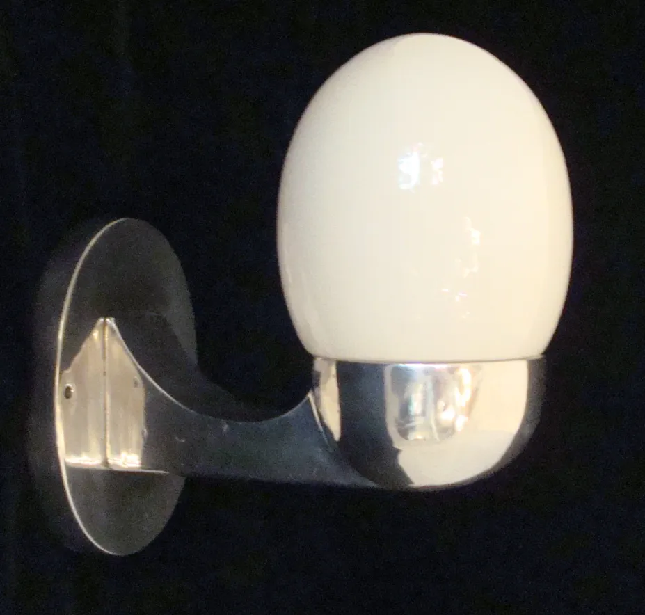 Antik Wandleuchter mit ovaler Form an der Wand montiert.