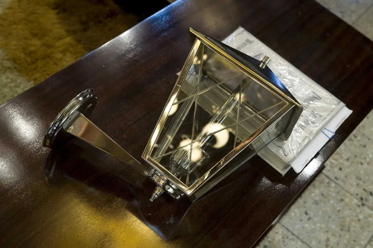 Par de luminárias de parede antigas art deco com forma cristalina e padrões geométricos