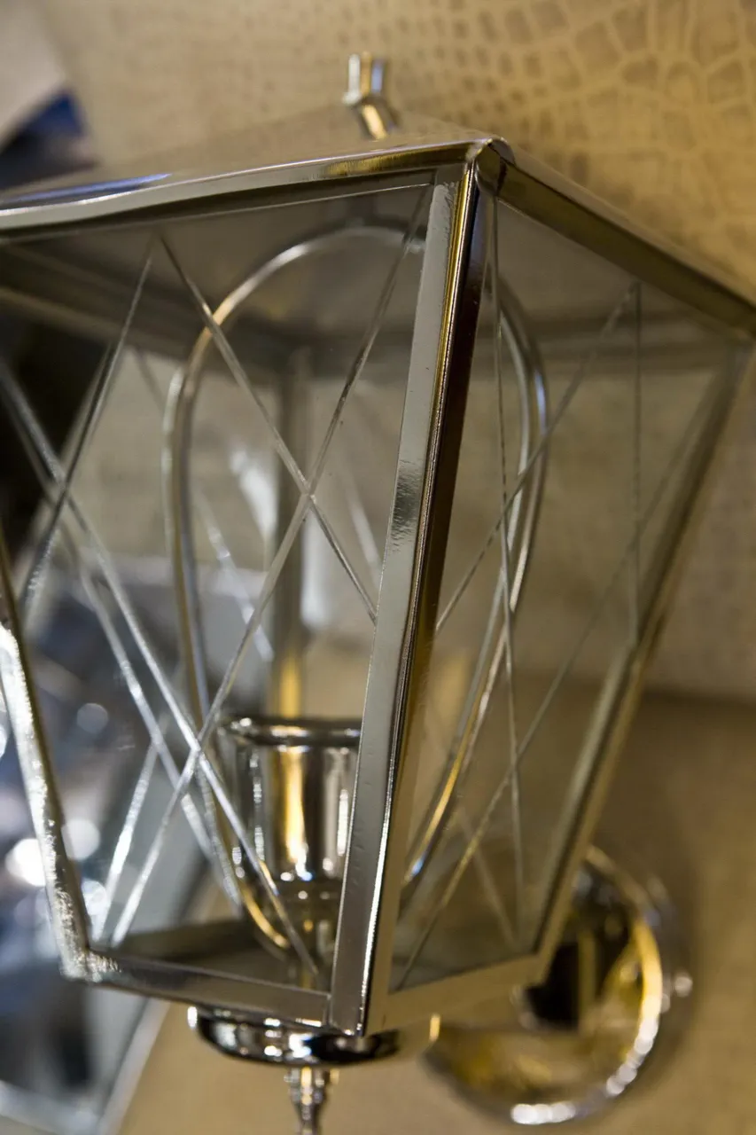 Coppia di applique antiche in stile Art Deco, con luci brillanti, perfette per decorare.