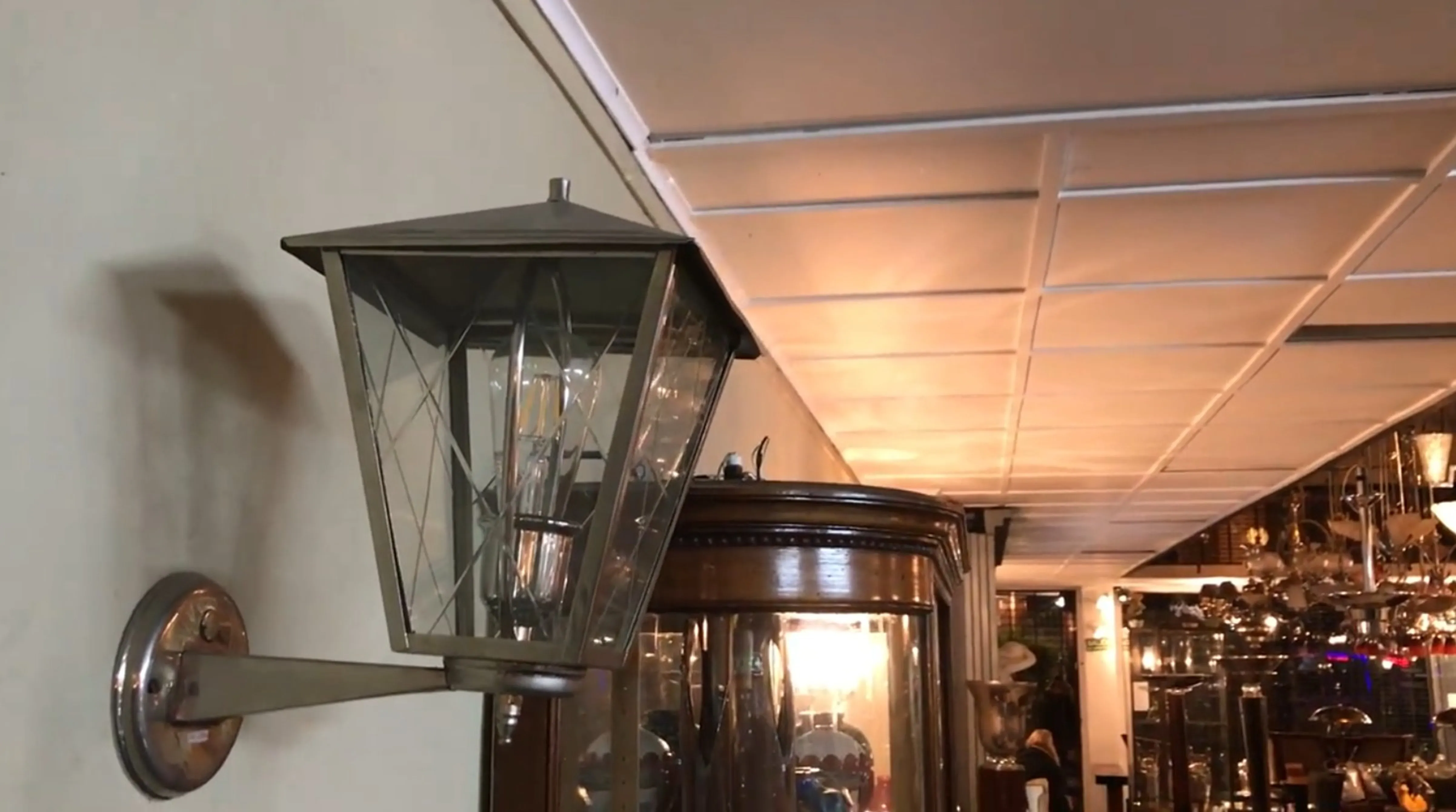 Coppia di applique antiche in un ambiente caldo e decorativo, illuminando.