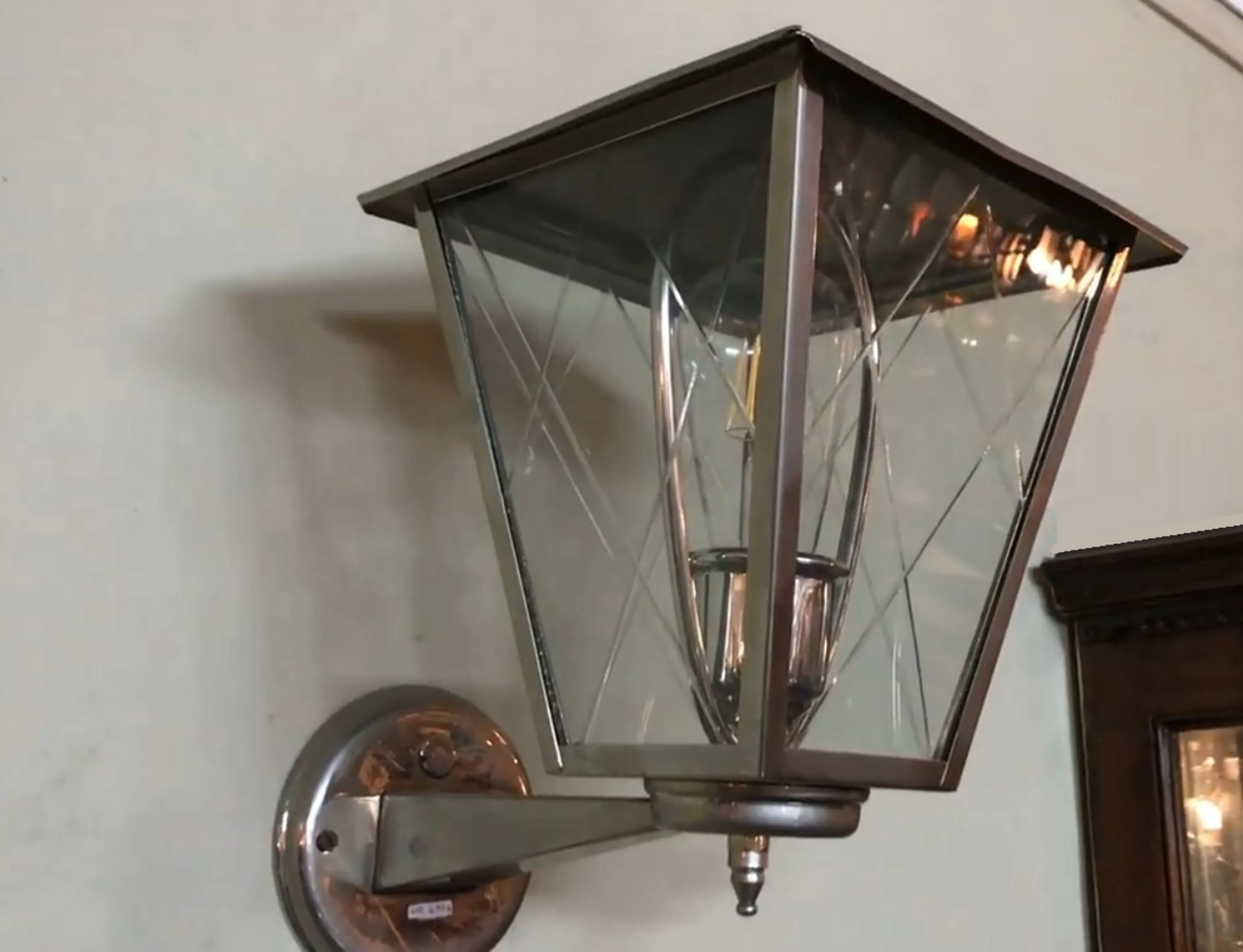 Par de luminárias de parede antigas com design clássico em parede clara