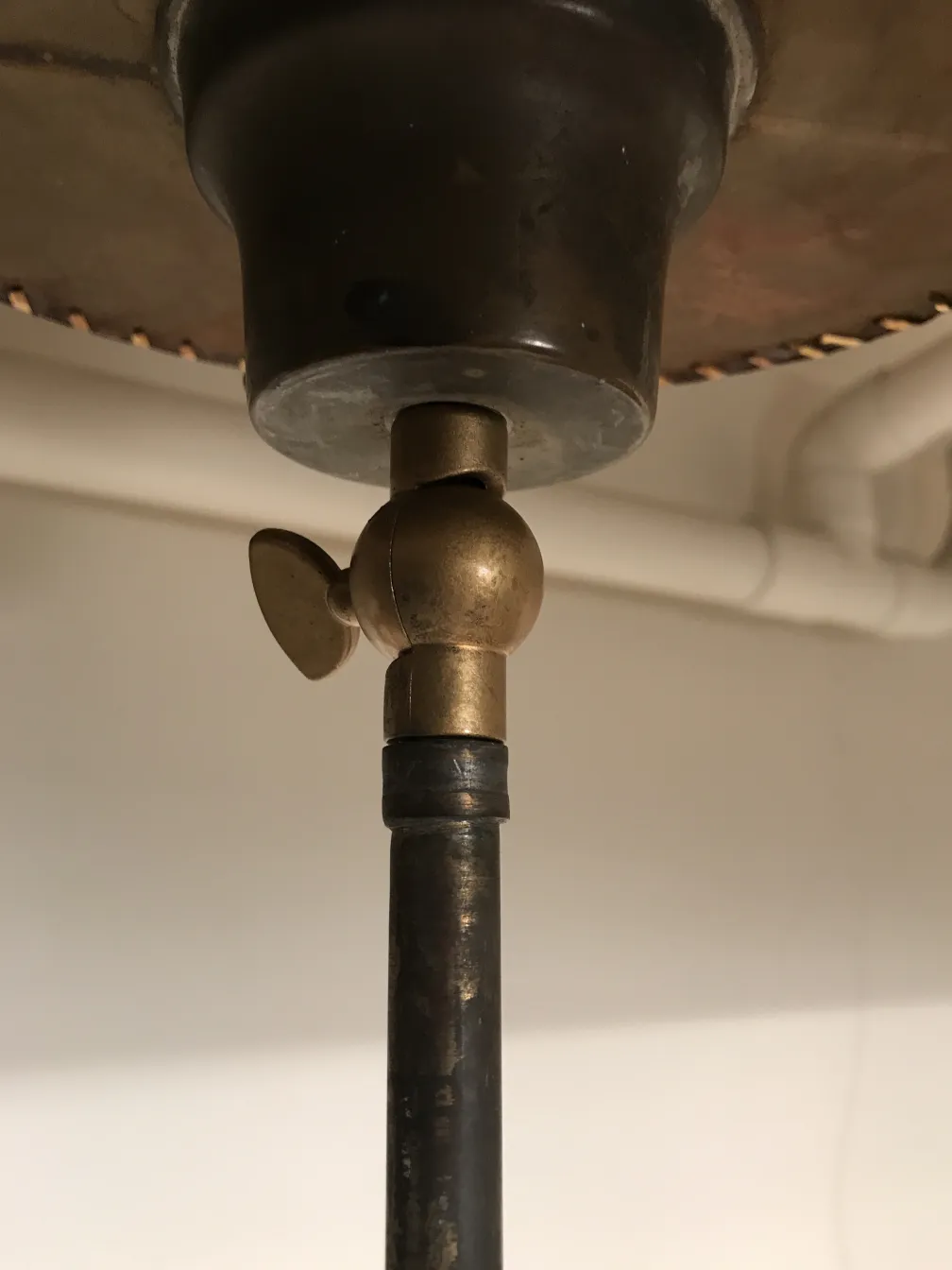 Detail einer antiken Stehleuchte im Art-Déco-Stil mit Schalter