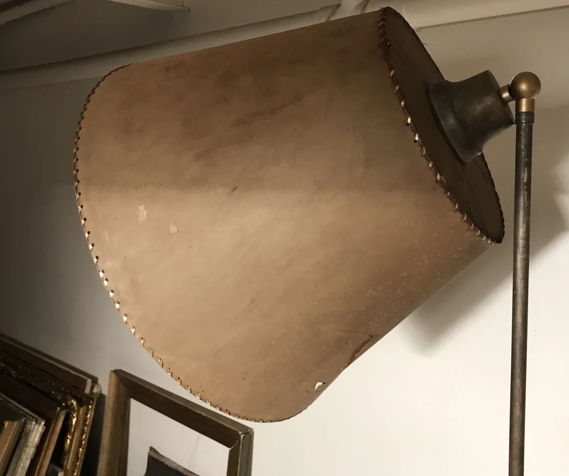 Antike Art Deco Stehlampe mit beigem Schirm, dekorativ