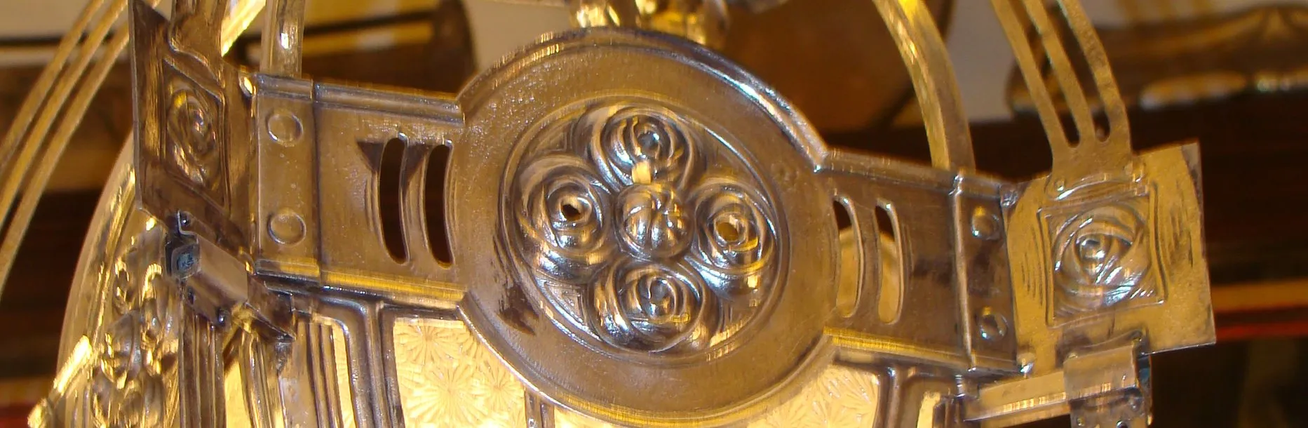 alter laterne mit glänzendem handwerklichem design, perfekt für dekoration