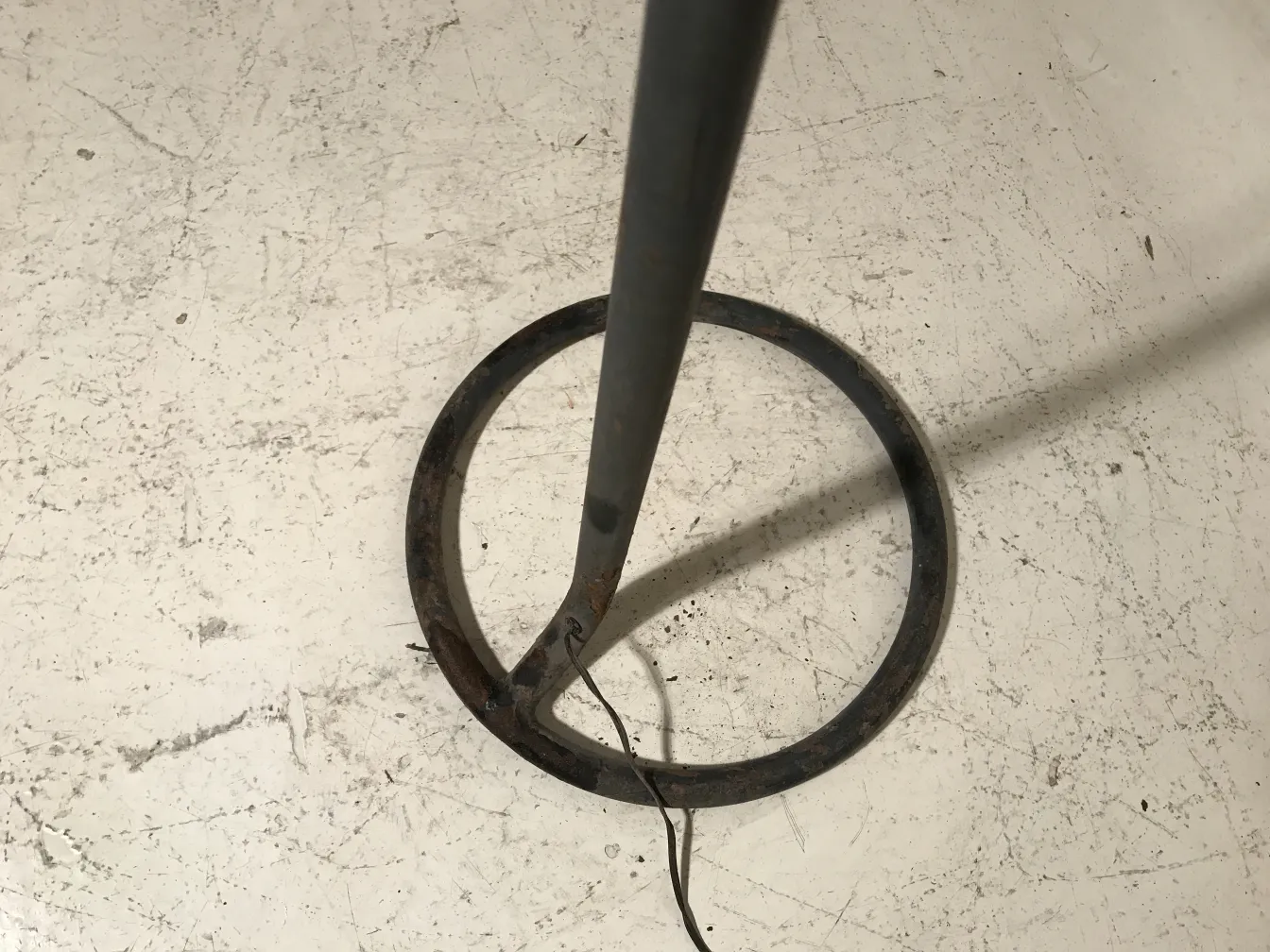 Lámpara de pie antigua de estilo Art Deco en un entorno neutral.