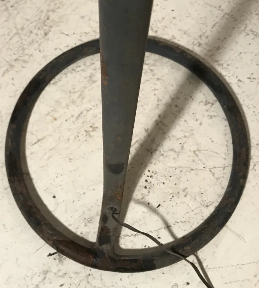 lampe de sol antique avec base circulaire, style art déco, sur fond clair