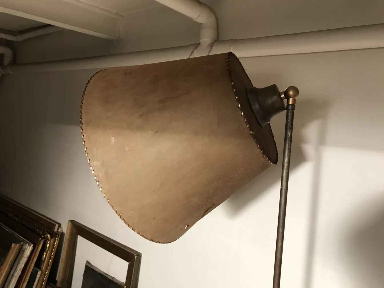 Torchiere antique avec un abat-jour aux tons chauds et accents dorés.