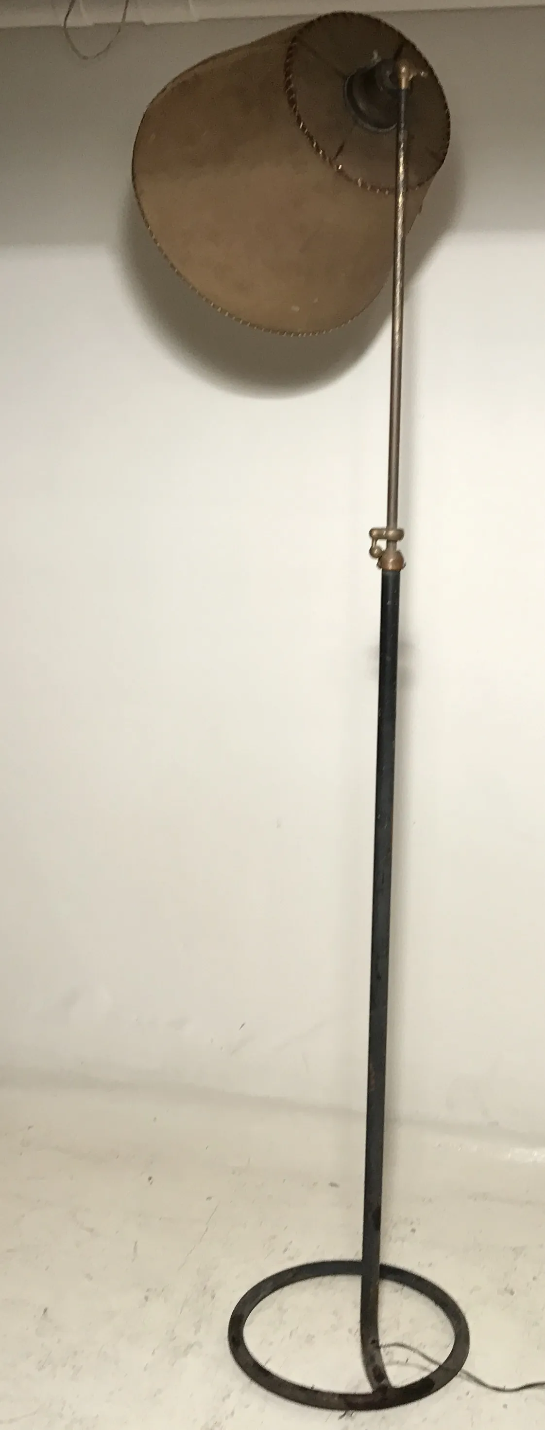 प्राचीन-फर्श-का-दीपक-कलात्मक-शेड