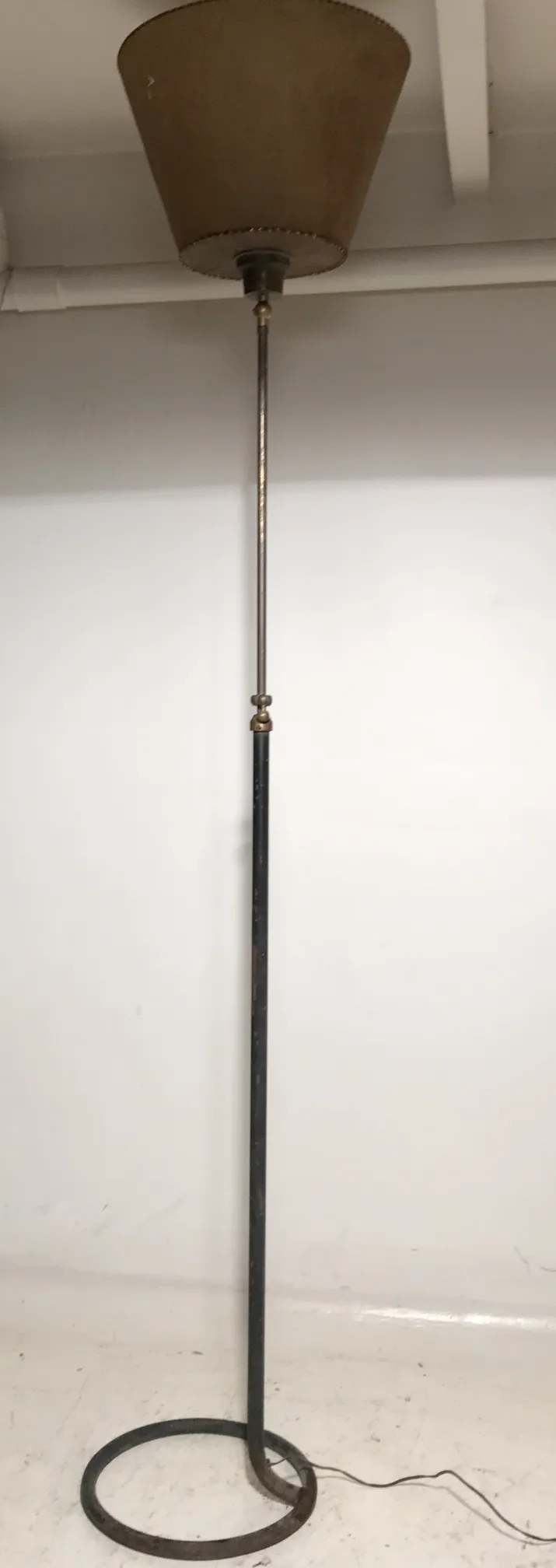 Lámpara de pie antigua de estilo Art Deco, con base circular y pantalla cónica