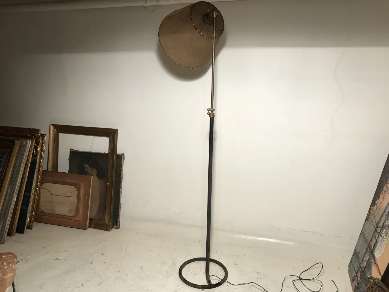 Lampada da terra antica in stile Art Deco con cornici intorno.