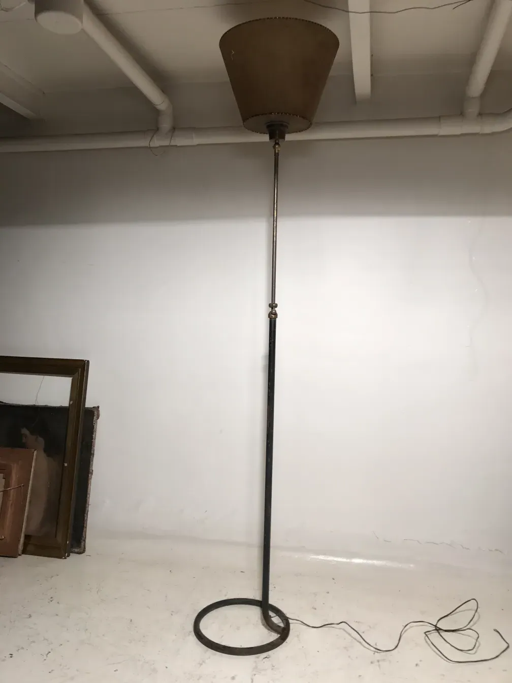 lampada da terra antica con schermo conico